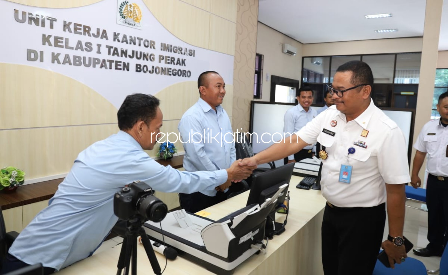 JAJAKI - Kepala Kanwil Kemenkumham Jatim, Krismono meninjau dan menjajaki langsung pelayanan yang dilakukan pegawai Kanim Tanjung Perak dan Pemkab Bojonegoro, Rabu (04/03/2020).