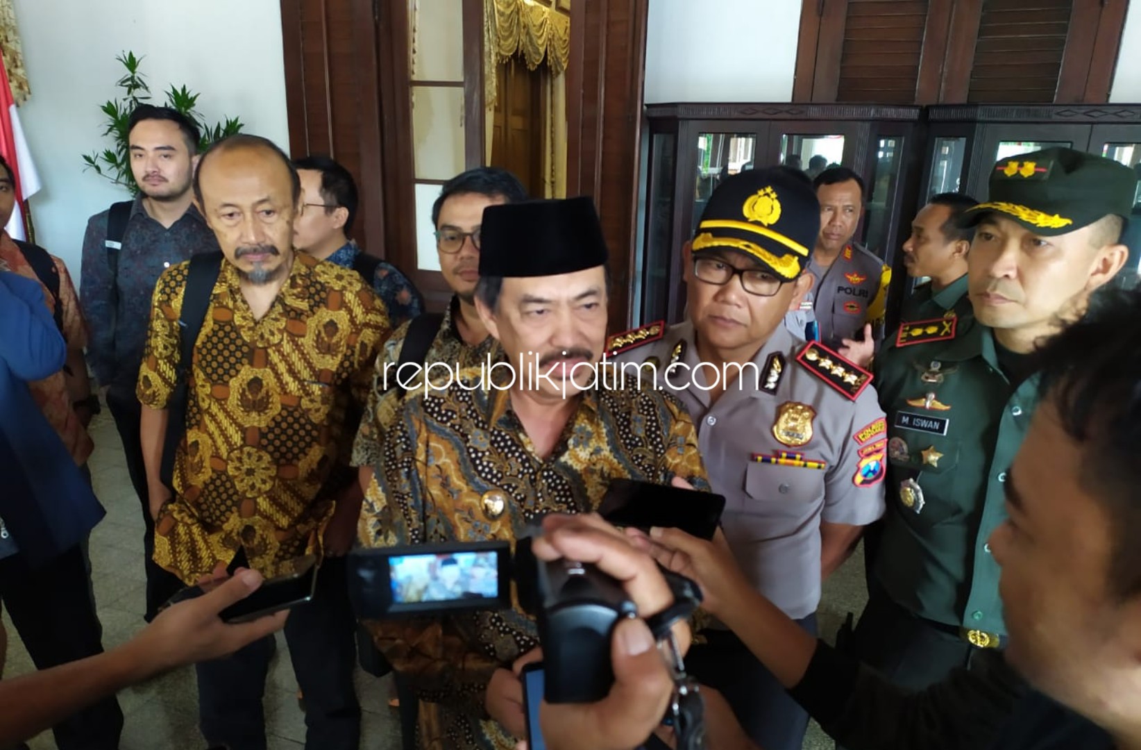 KETERANGAN - Wabup Sidoarjo, Nur Ahmad Syaifuddin memberikan keterangan pers usai menggelar rapat tertutup dengan tim ahli ITS Surabaya dan sejumlah OPD terkait di Pendopo Delta Wibawa, Kamis (05/03/2020).