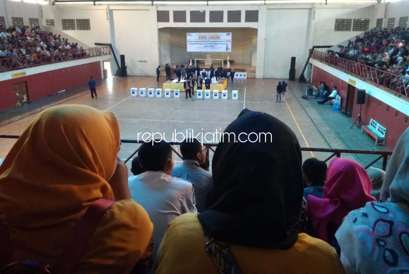 TES TULIS - Ribuan peserta seleksi PPS pemilihan Bupati dan Wakil Bupati Tahun 2020 digelar KPU Ponorogo di GOR Singodimedjo JL Pramuka Ponorogo, Rabu (04/03/2020).