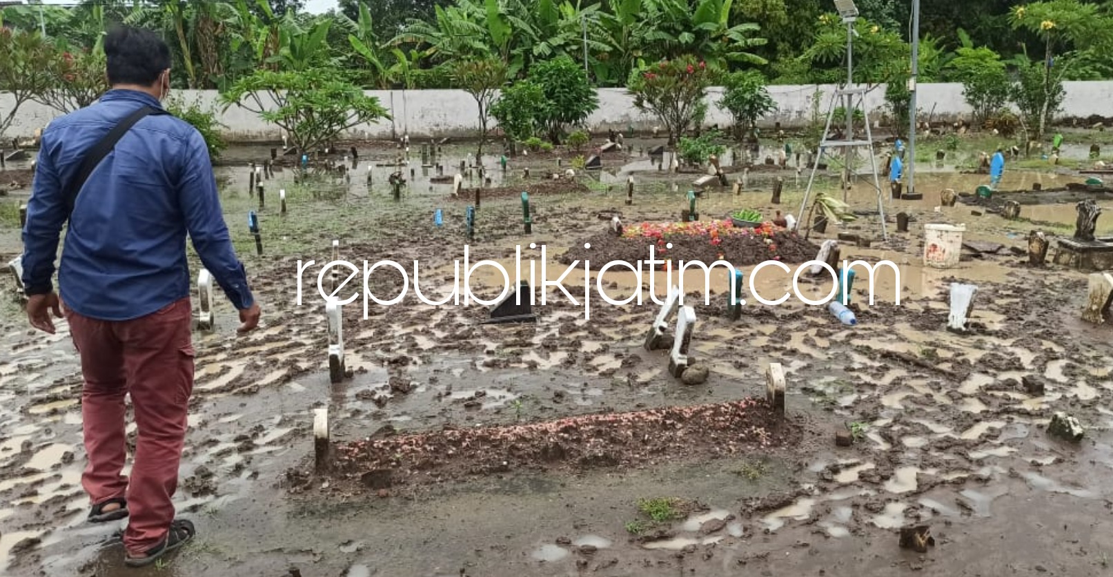 DIMAKAMKAN - Jenazah korban dugaan pembunuhan, Andika Reza Rahmadani (14) warga Desa Lambangan, Kecamatan Wonoayu, Sidoarjo yang tewas di parit sawah Deaa Gelang, Kecamatan Tulangan, Sidoarjo, Sabtu (06/03/2021).