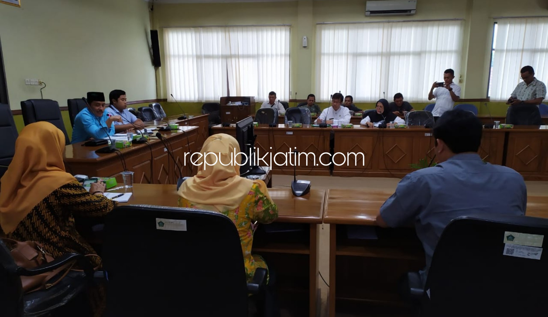 CORONA - Ketua Komisi D DPRD Sidoarjo, M Dhamroni Chudlori dan anggotanya menggelar hearing bersama Dinas Kesehatan (Dinkes) dan RSUD Sidoarjo dalam persiapan menangani masalah penyebaran virus Corona, Jumat (06/03/2020).