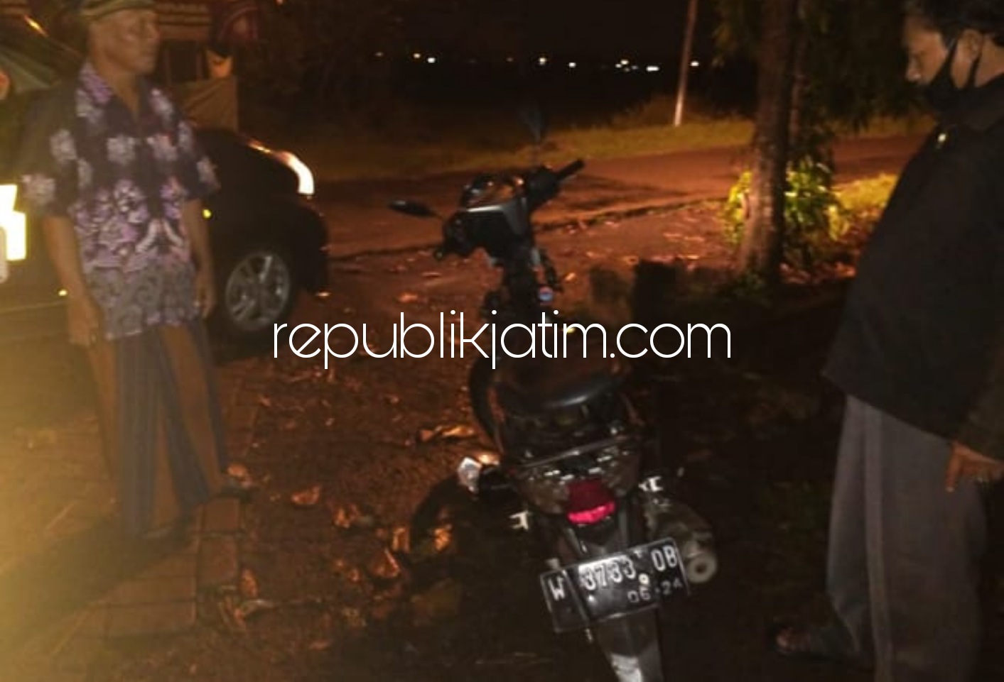 TEWAS - Pengendara motor, M Thibbil Qulub akhirnya meninggal dunia saat menjalani perawatan tim medis RS Bhayangkara Pusdik Gasum Porong usai motornya menabrak pikup di JL Raya Desa Mojoruntut, Kecamatan Krembung, Sidoarjo, Sabtu (06/03/2021) malam.