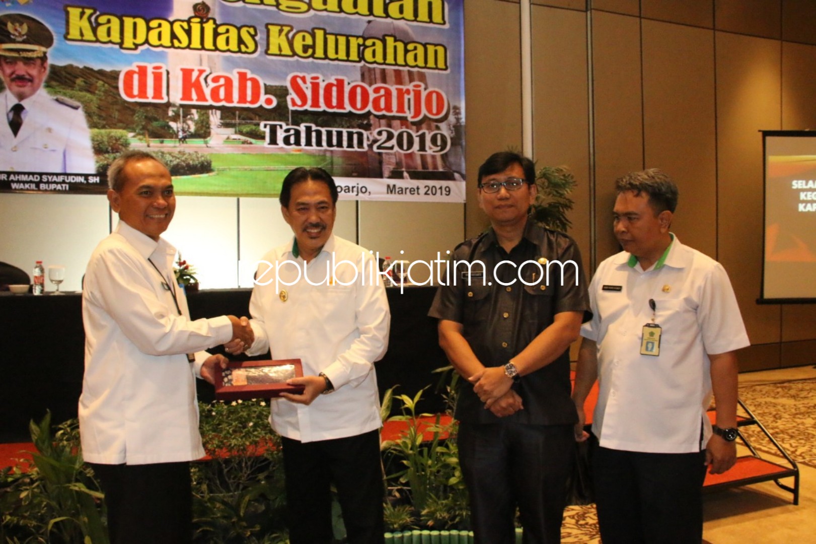 PENINGKATAN - Wabup Sidoarjo, Nur Ahmad Syaifuddin meminta kelurahan membuat rencana kerja berbasis kebutuhan masyarakat dalam pelatihan aparatur kelurahan di Hotel Premier Juanda, Sidoarjo, Rabu (06/03/2019).