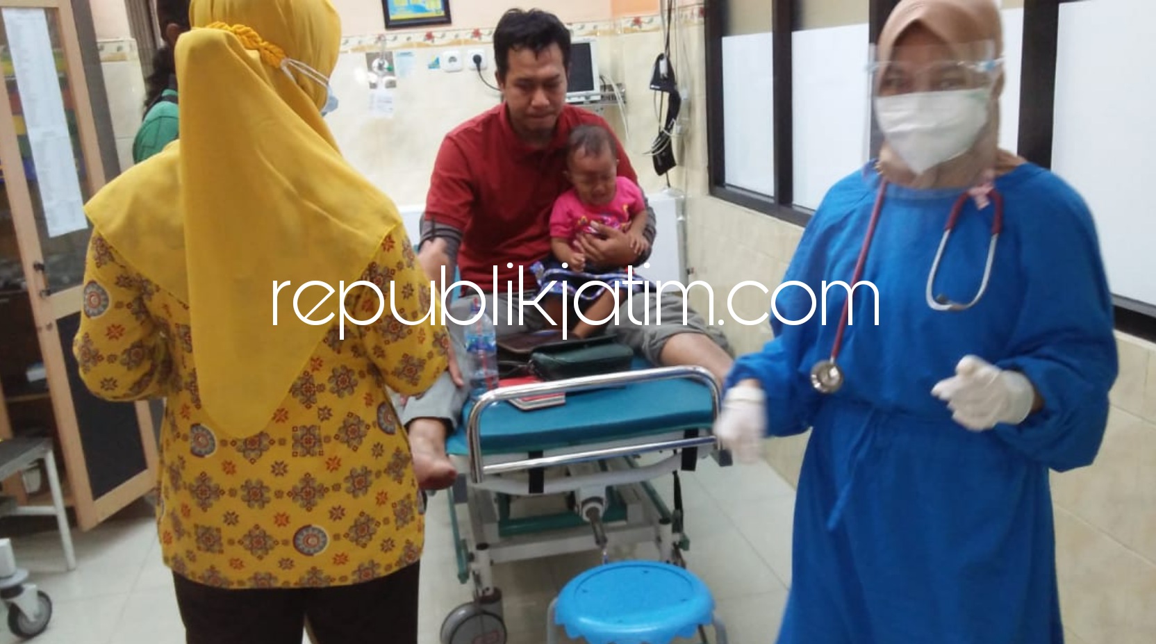 BERUNTUN - Kecelakaan beruntun truk menabrak dua motor di JL Raya Bibis - Wringinanom, Dusun Krajan, Desa Bedingin Kecamatan Sambit, Ponorogo mengakibatkan 7 korban terluka dilarikan rumah sakit, Minggu (07/03/2021).