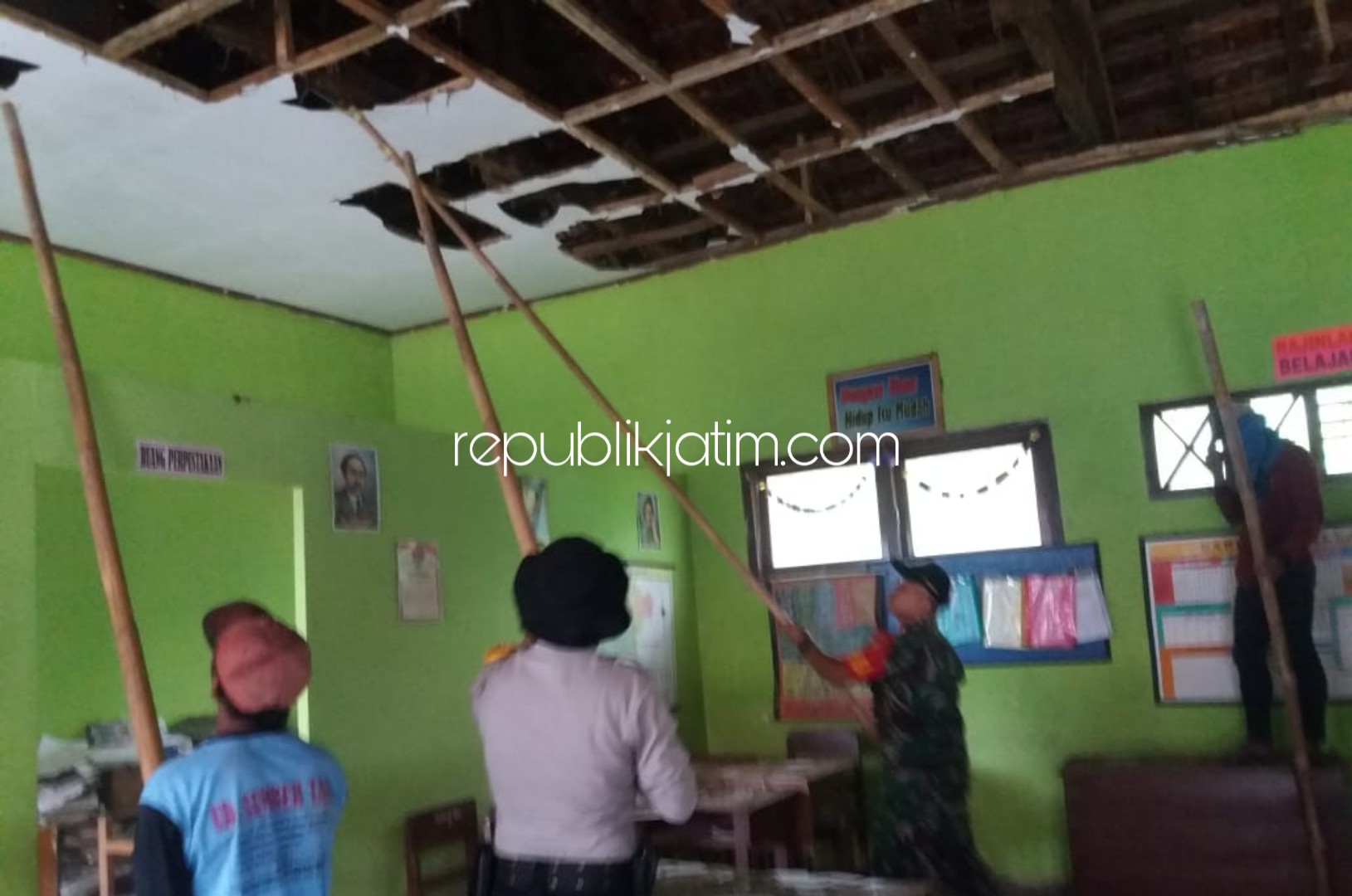 BONGKAR PLAFON - Tiga Pilar Desa Pelem, Kecamatan Bungkal, Ponorogo bersama pihak SDN 03 Pelem mongkar plafon rusak, Sabtu (07/03/2020).