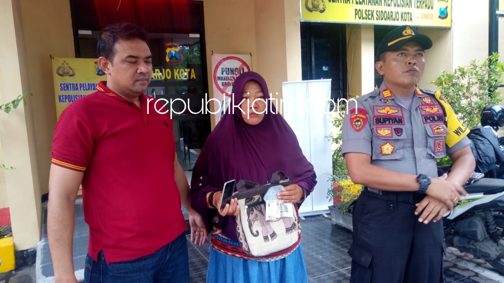MALING HP - Tersangka pencurian HP, Dwi Wati (49) warga Nganjuk diamankan petugas Polsek Sidoarjo Kota bersama barang buktinya, Kamis (07/03/2019).