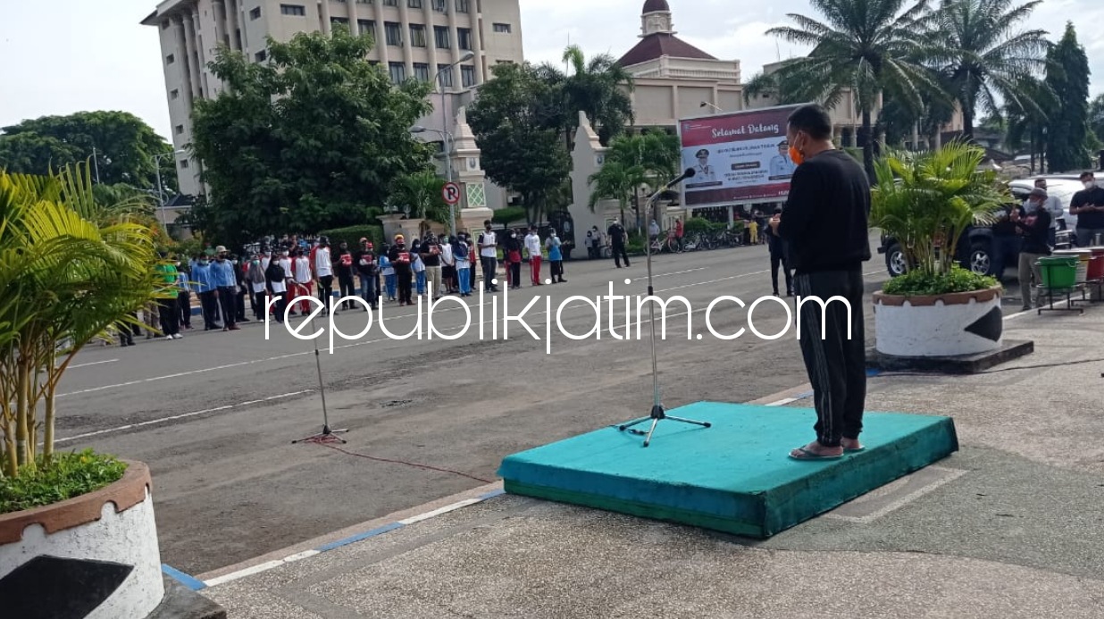 SANDAL JEPIT - Bupati Ponorogo, Sugiri Sancoko menggunakan sandal jepit saat apel Gerakan Kerja bakti pembersihan selokan (irigasi) di tengah Kota Ponorogo agar bebas dari banjir, Minggu (07/03/2021).
