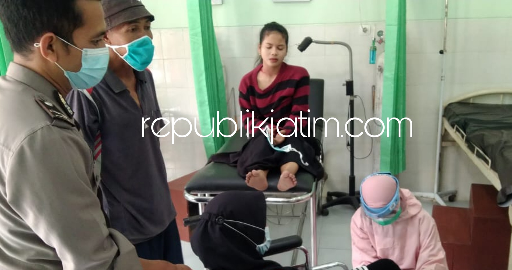 LAKA LANTAS - Sepeda motor Vario menabrak mobil pikup di jalur Ponorogo - Pacitan di pertigaan JL Kawis Desa Nailan, Kecamatan Slahung, Ponorogo hingga masuk sungai, Senin (08/03/2021).