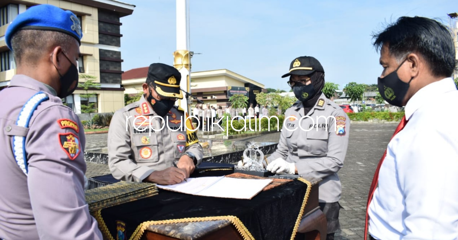 INTEGRITAS - Kapolresta Sidoarjo, Kombes Pol Sumardji memimpin penandatanganan pakta integritas anti narkoba dan penggunaan senjata api bersama personel dan ASN Polresta Sidoarjo dan jajaran, di Polresta Sidoarjo, Senin (08/03/2021).