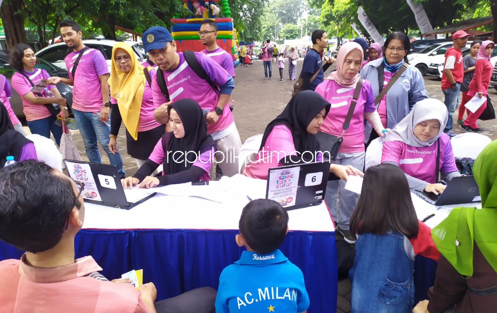 SIDAK - Kepala Kanwil DJP Jatim II, Lusiani didampingi Kabid P2Humas, Nyoman Ayu Ningsih menggelar sidak layanan laporan SPT Pribadi di layanan Pajak Corner di acara Spectaxcular 2020 di lapangan Parkir Timur GOR Delta Sidoarjo, Minggu (08/03/2020).