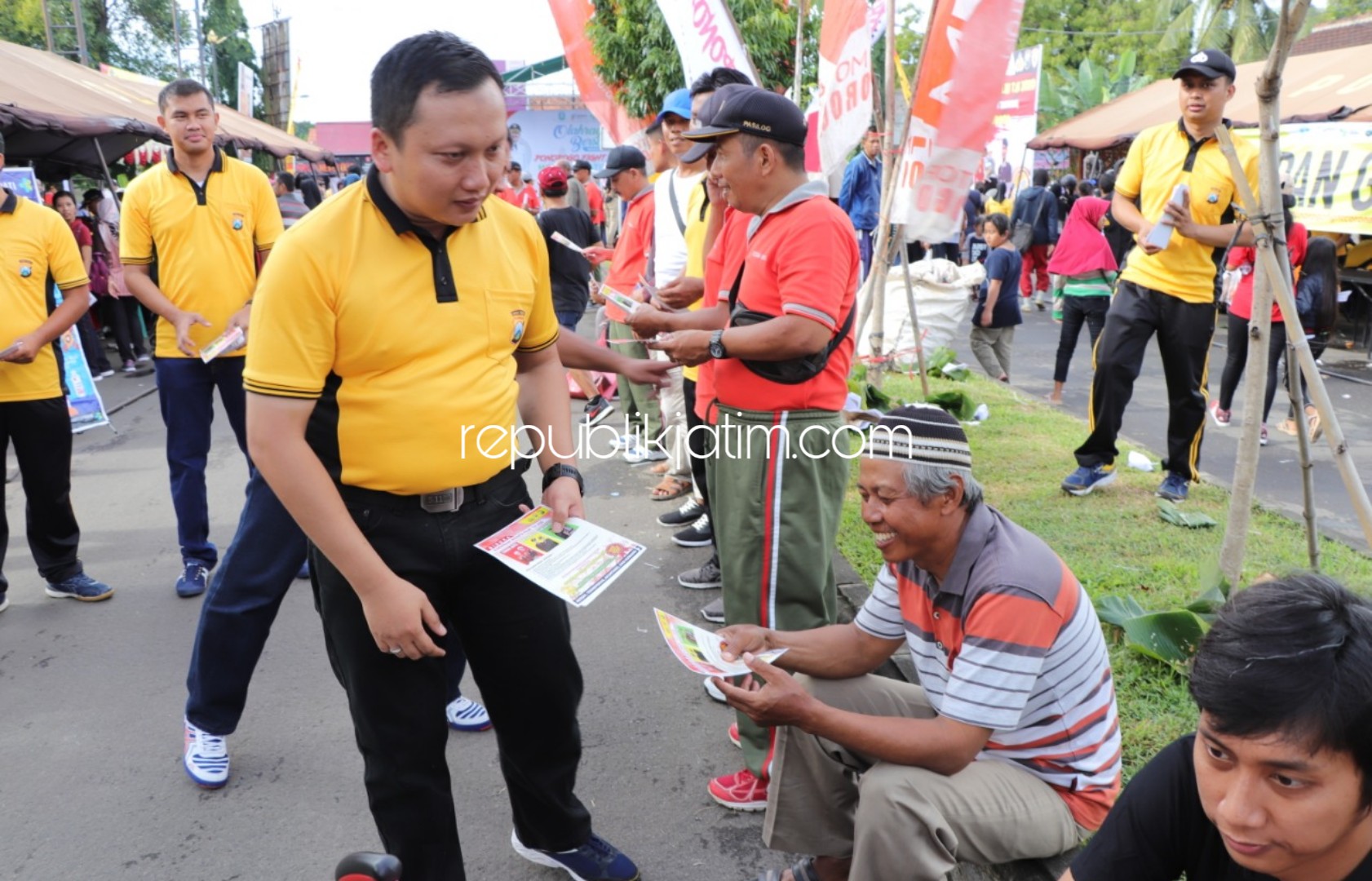 BAGI BROSUR - Kapolres Ponorogo, AKBP Arief Fitrianto membagikan brosur kepada warga yang mengikuti acara Car Free Day (CFD) di JL Suromenggolo, Ponorogo, Minggu (08/03/2020).