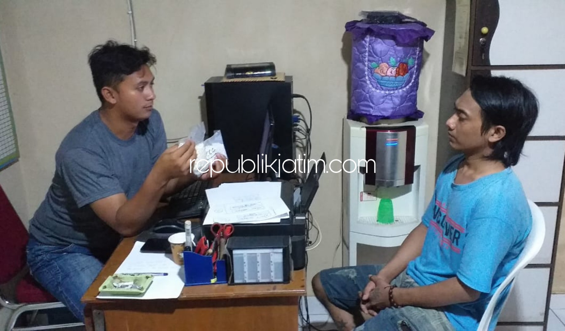 PENGEDAR - Tersangka peredaran pil double L saat dimintai keterangan penyidik dan beberapa barang buktinya yang diamankan di Polsek Mlarak, Minggu (08/03/2020).