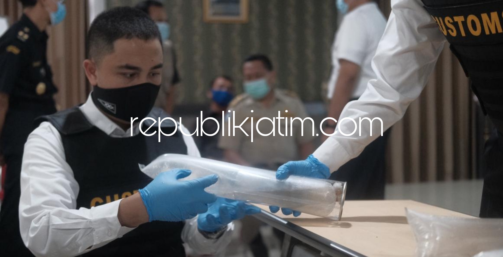 LOBSTER - Kepala KPPBC Tipe Madya Pabean Juanda, Budi Harjanto menunjukkan barang bukti Benih Bening Lobster (BBL) 29.250 ekor senilai Rp 2,93 miliar bersama sejumlah petugas gabungan, Senin (08/03/2021) sore.