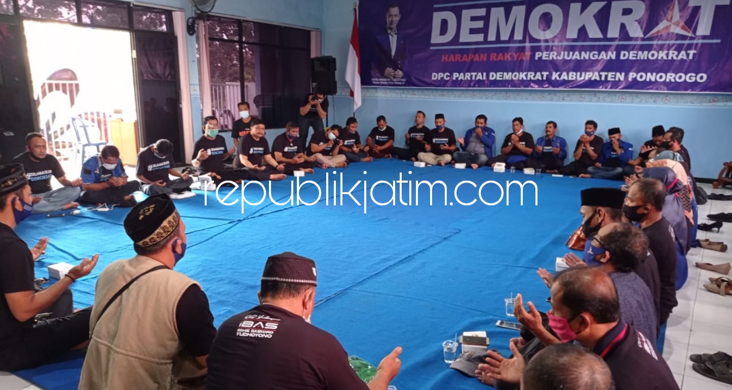 TOLAK KLB - Para pengurus DPC dan PAC Partai Demokrat Ponorogo menggelar tahlil dan doa bersama serta menyatakan sikap menolak Konggres Luar Biasa (KLB) di Deli Serdang, Senin (08/03/2021).
