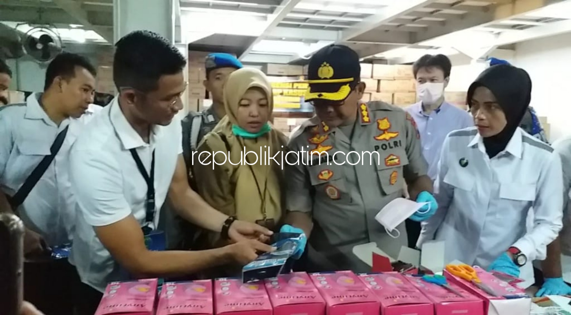 TIMBUN MASKER - Kapolresta Sidoarjo, Kombes Pol Sumardji menunjukkan gudang penimbunan masker dan barang bukti 1,96 juta masker siap kirim di Kawasan Perindustrian dan Pergudangan Safe N Lock JL Lingkar Timur, Sidoarjo, Senin (09/03/2020).