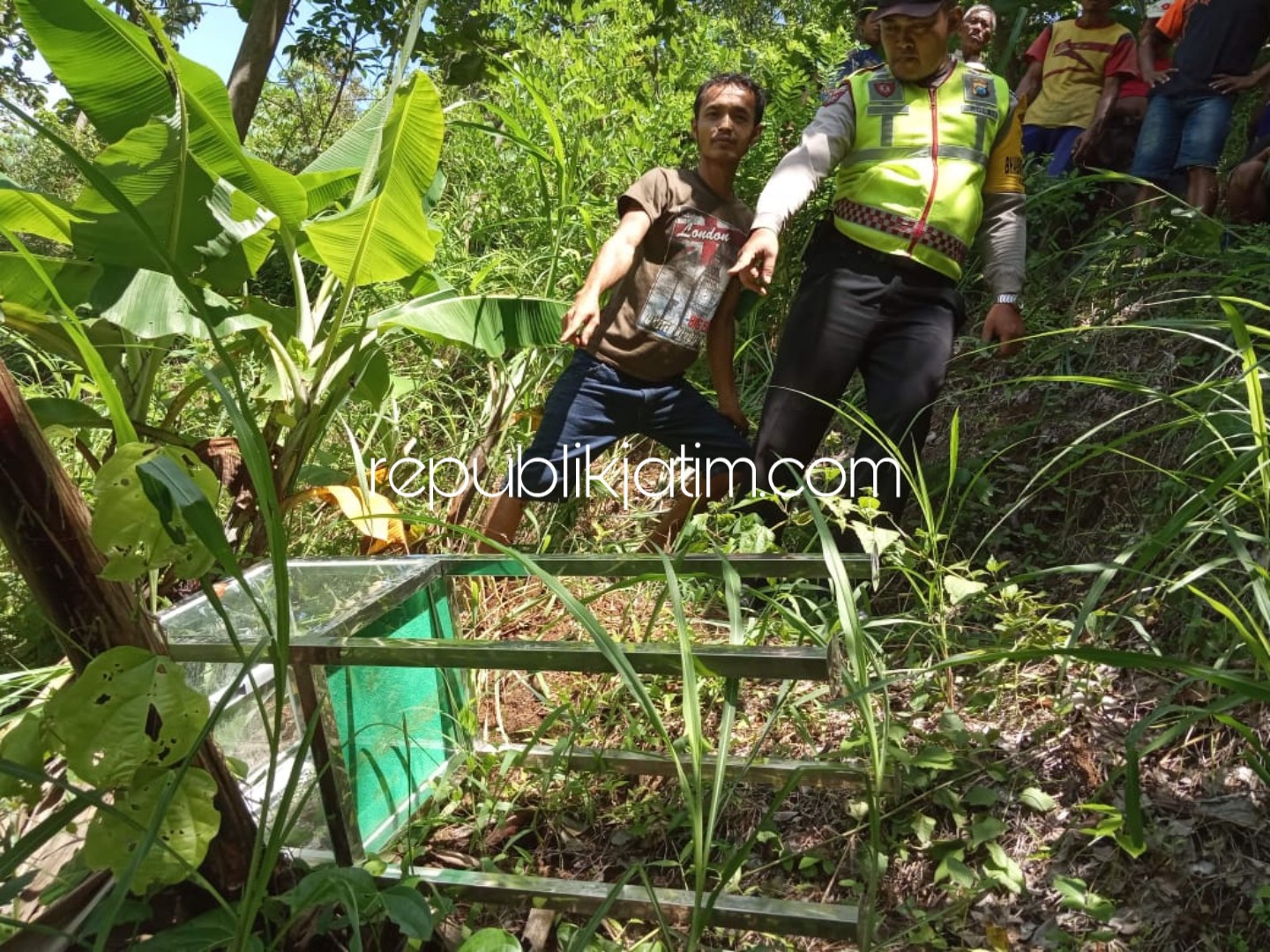 KOSONG - Warga Dusun Sumberjo, Desa Munggu, Kecamatan Bungkal, Ponorogo bersama petugas Polsek Bungkal mengamankan kotak amal masjid yang sudah dalam kondisi kosong, Sabtu (09/03/2019).