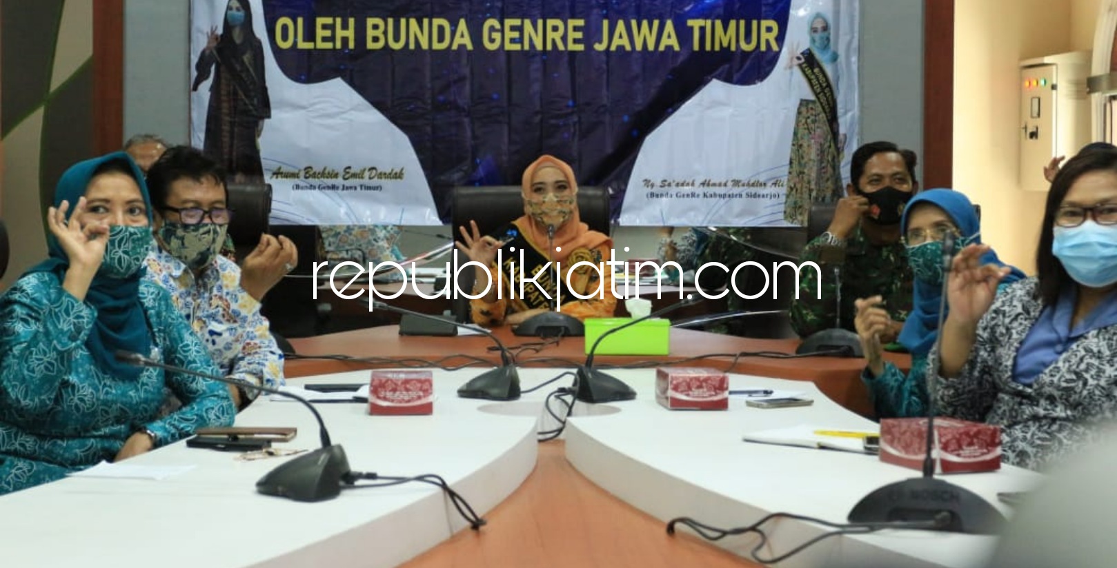 GENRE - Ny Sa’adah Ahmad Muhdlor Ali istri Bupati Sidoarjo dikukuhkan sebagai Bunda GenRe Sidoarjo oleh Bunda GenRe Jatim Arumi Bachsin Emil Dardak istri Wakil Gubernur Jatim Emil Elestianto Dardak secara virtual melalui zoom meeting, Selasa (09/03/2021).