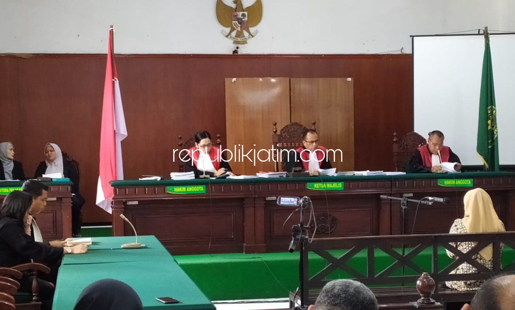 BEBAS - Ketua Majelis Hakim, Ahmad Peten Sili memutuskan empat terdakwa bebas dan seorang terdakwa dijatuhi 1 tahun 6 bulan dalam kasus dugaan penyerobotan lahan Puskopkar Jatim di Pengadilan Negeri Sidoarjo, Senin (09/03/2020) sore.