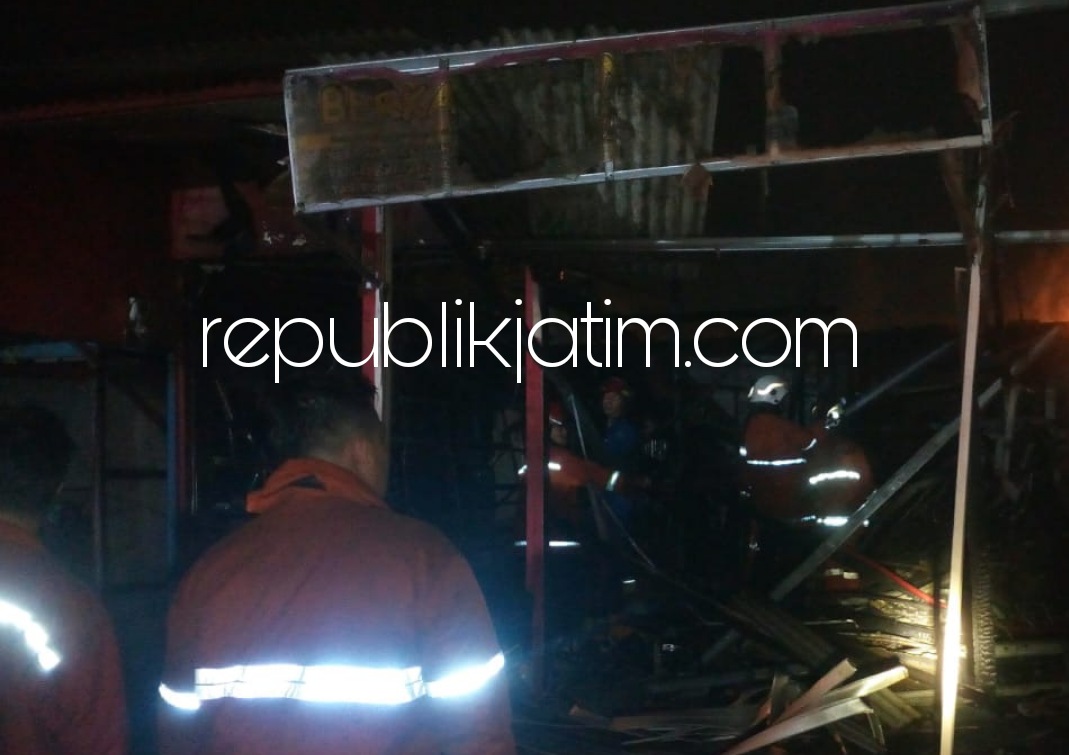 LUDES - Sebanyak 11 kios usaha yang ada di sekitar Ramayana Bungurasih, Kecamatan Waru, Sidoarjo ludes terbakar, Selasa (09/03/2021) malam. 