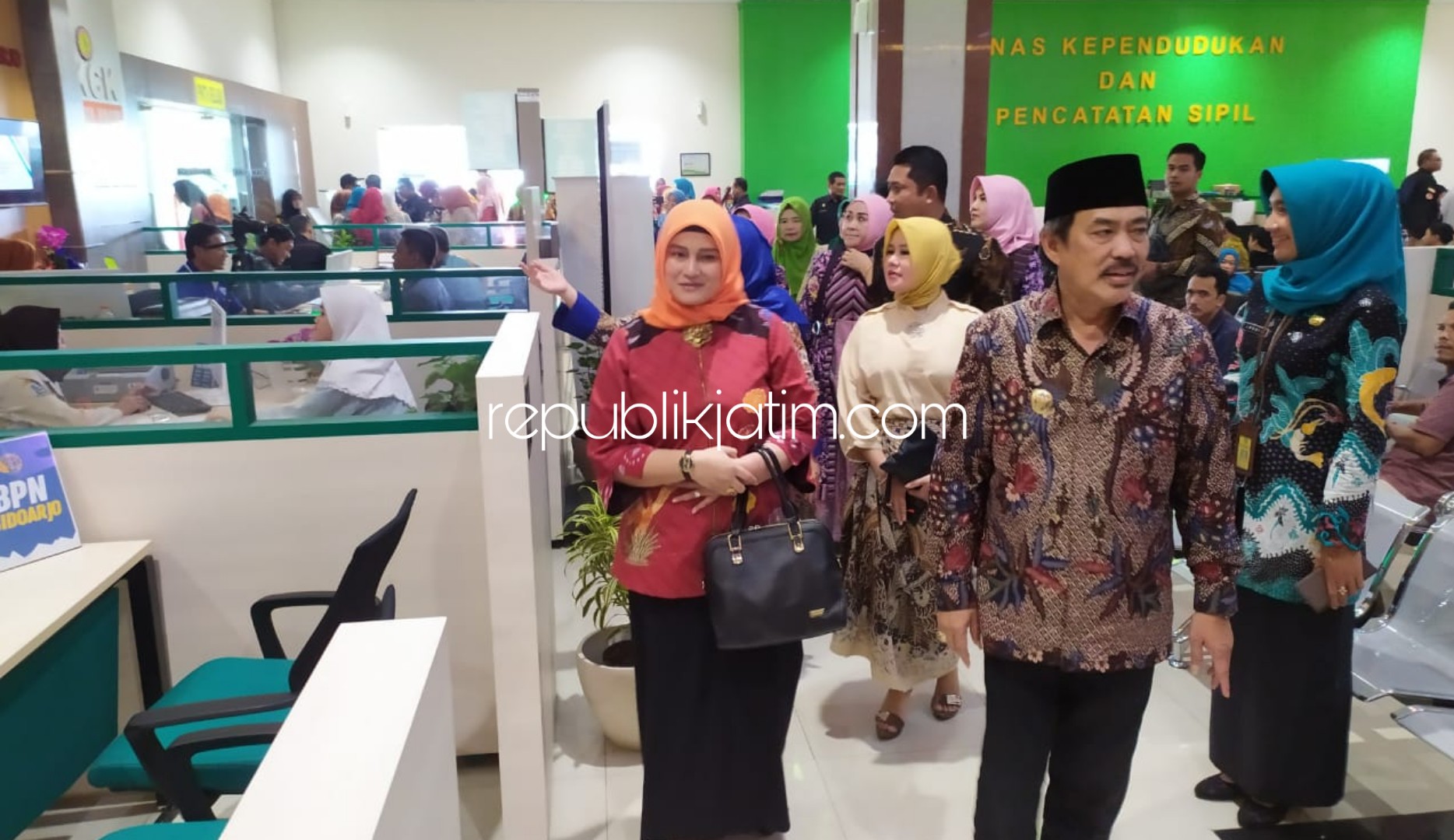 KUNJUNGAN - Wabup Sidoarjo, Nur Ahmad Syaifuddin dan istrinya mendampingi para istri bupati, walikota serta pejabat Karesidenan III Malang mengunjungi 177 layanan yang ada di Mall Pelayanan Publik (MPP) di JL Lingkar Timur, Sidoarjo, Selasa (10/03/2020).