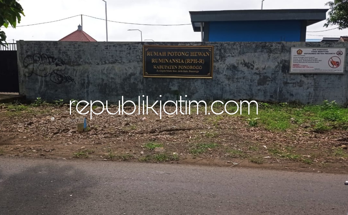 MANGKRAK - Gedung Rumah Potong Hewan (RPH) Jetis Ponorogo mangkrak bertahun-tahun hingga pergantian tiga Bupati Ponorogo meski sudah menghabiskan anggaran sekitar Rp 8,5 miliar, Rabu (10/03/2021). 