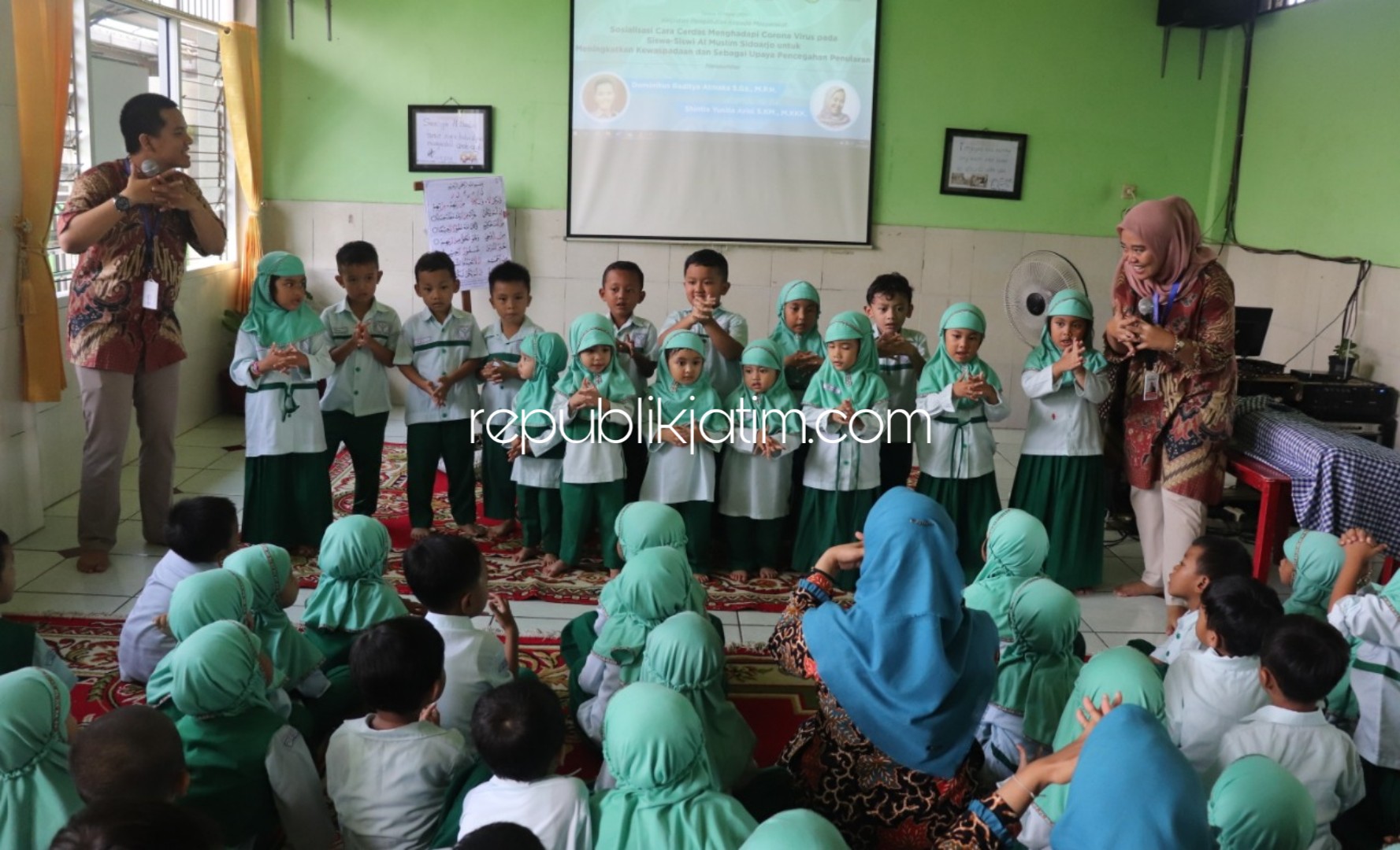CEGAH CORONA - KB-TK Al Muslim bekerjasama dengan Fakultas Kesehatan Masyarakat (FKM) Unair Surabaya menggelar sosialisasi cara pencegahan virus Corona, Selasa (10/03/2020).
