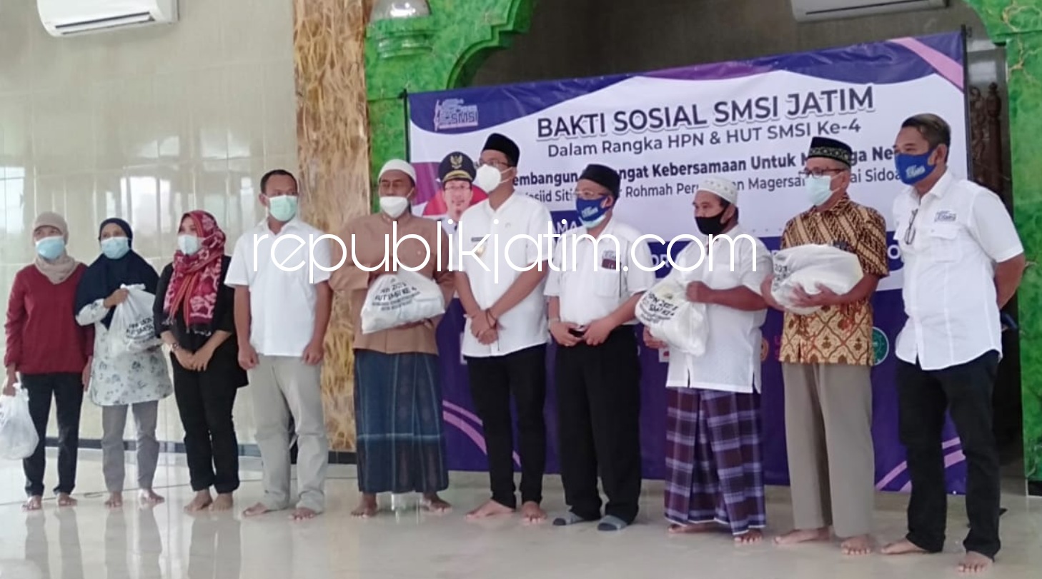 SEMBAKO - Bupati Sidoarjo, Ahmad Muhdlor Ali (Gus Muhdlor) dan Ketua SMSI Jatim, HS Makin Rahmat membagikan 200 paket sembako kepada warga terdampak Covid-19 Masjid Siti Suci Nur Rohmah Perumahan Magersari, Kecamatan Sidoarjo, Rabu (10/03/2021).