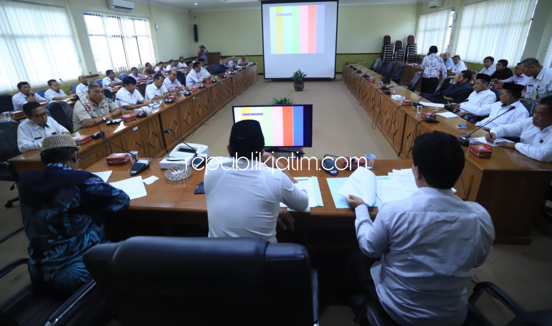 HEARING - Anggota dan pimpinan Komisi A dan C DPRD Sidoarjo menggelar hearing dengan warga dan sejumlah OPD terkait dugaan pembuangan limba PT Rachbini Leater yang dibuang ke Avour Semampir, Sedati, Rabu (11/03/2020).
