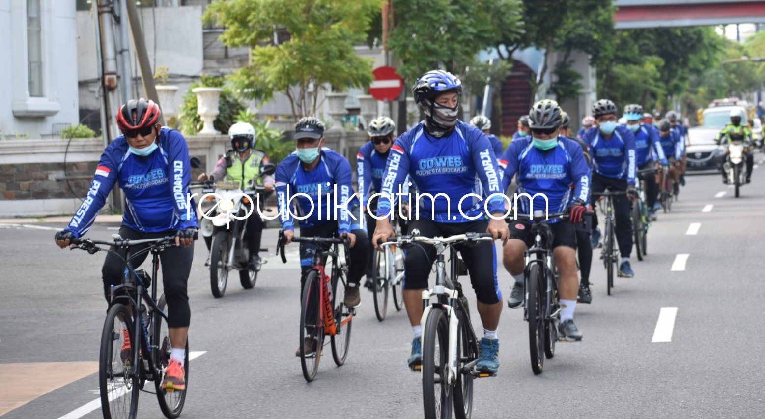 BERSEPEDA - Kapolresta Sidoarjo, Kombespol Sumardji bersama jajaran saat bersepeda (gowes) menyusuri sepanjang jalan Sidoarjo menuju Surabaya, Kamis (11/03/2021).