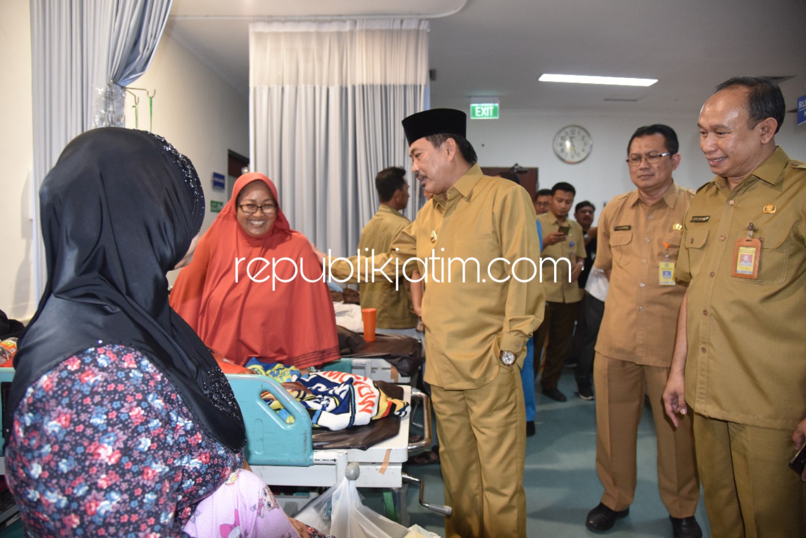 SIDAK - Wakil Bupati Sidoarjo, Nur Ahmad Syaifuddin sidak ruang IGD RSUD Sidoarjo karena sebelumnya mendapat laporan jumlah pasien di bagian IGD overload, Senin (11/03/2019).