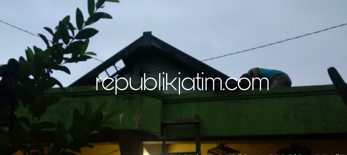 RUSAK - Sebanyak 7 rumah warga Desa Grogol, Kecamatan Tulangan, Sidoarjo rusak bagian atapnya usai diterjang amukan angin kencang, Kamis (11/03/2021) sore.