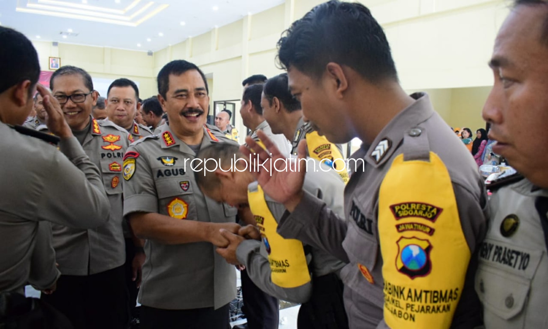 ARAHAN - Kabaharkam Polri, Kombes Pol Agus Andrianto memberi pengarahan perwira dan Bhabinkamtibmas Polresta Sidoarjo, Kamis (12/03/2020).