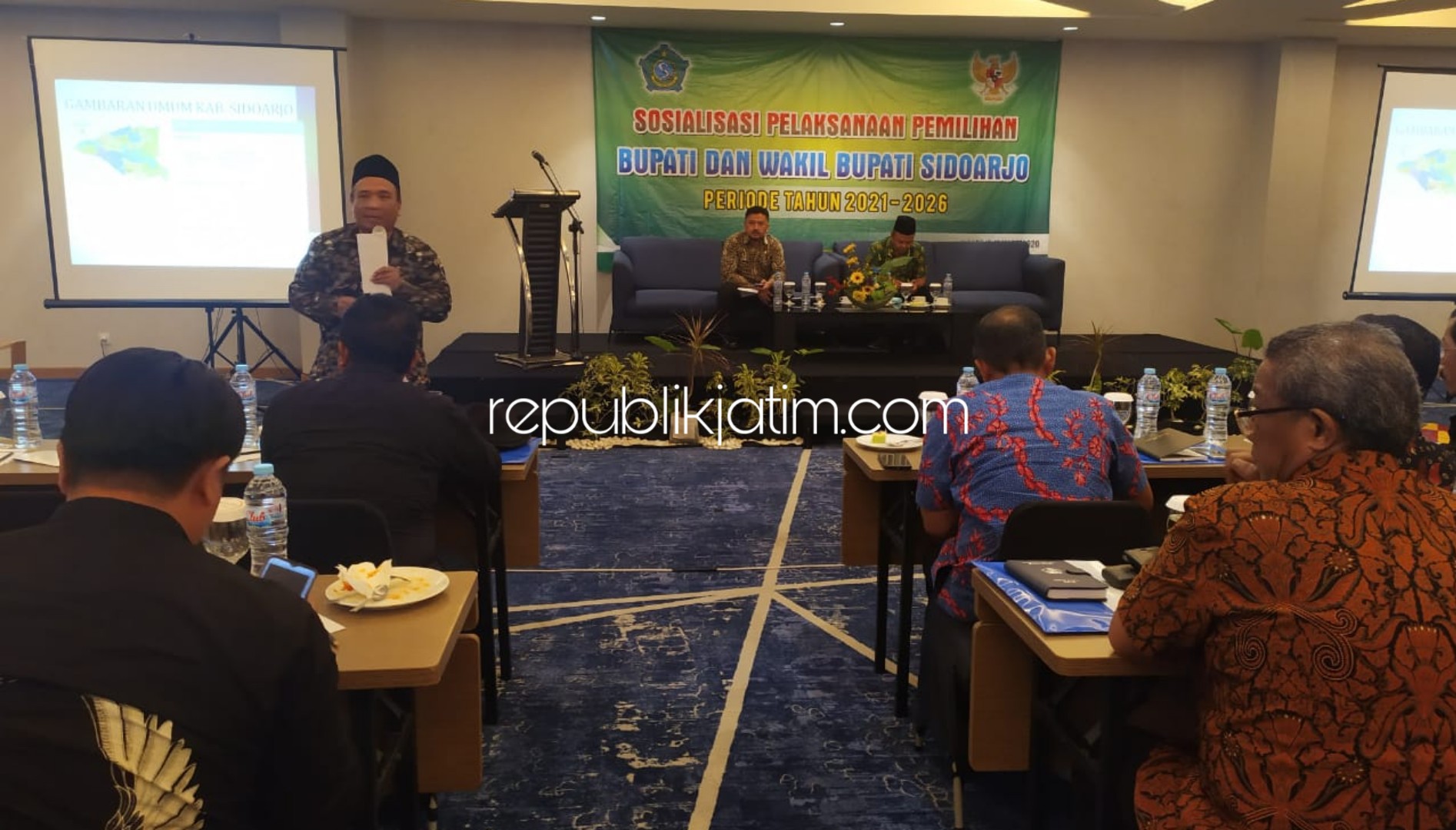 SOSIALISASI - Ketua Bawaslu Sidoarjo, Haidar Munjid mengajak aparatur pemerintah desa dan kelurahan, mencegah politik uang dalam Sosialisasi Pilbup 2020 di Hotel Luminor, Sidoarjo, Kamis (12/03/2020).