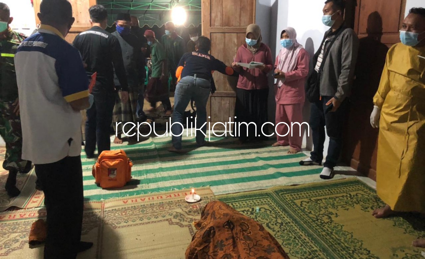KORBAN - Petugas menyerahkan jenazah korban Suwarno (55) warga Dusun Kebon Desa/Kecamatan Pulung, Ponorogo ke pihak keluarga di rumah duka, Kamis (11/03/2021) malam.