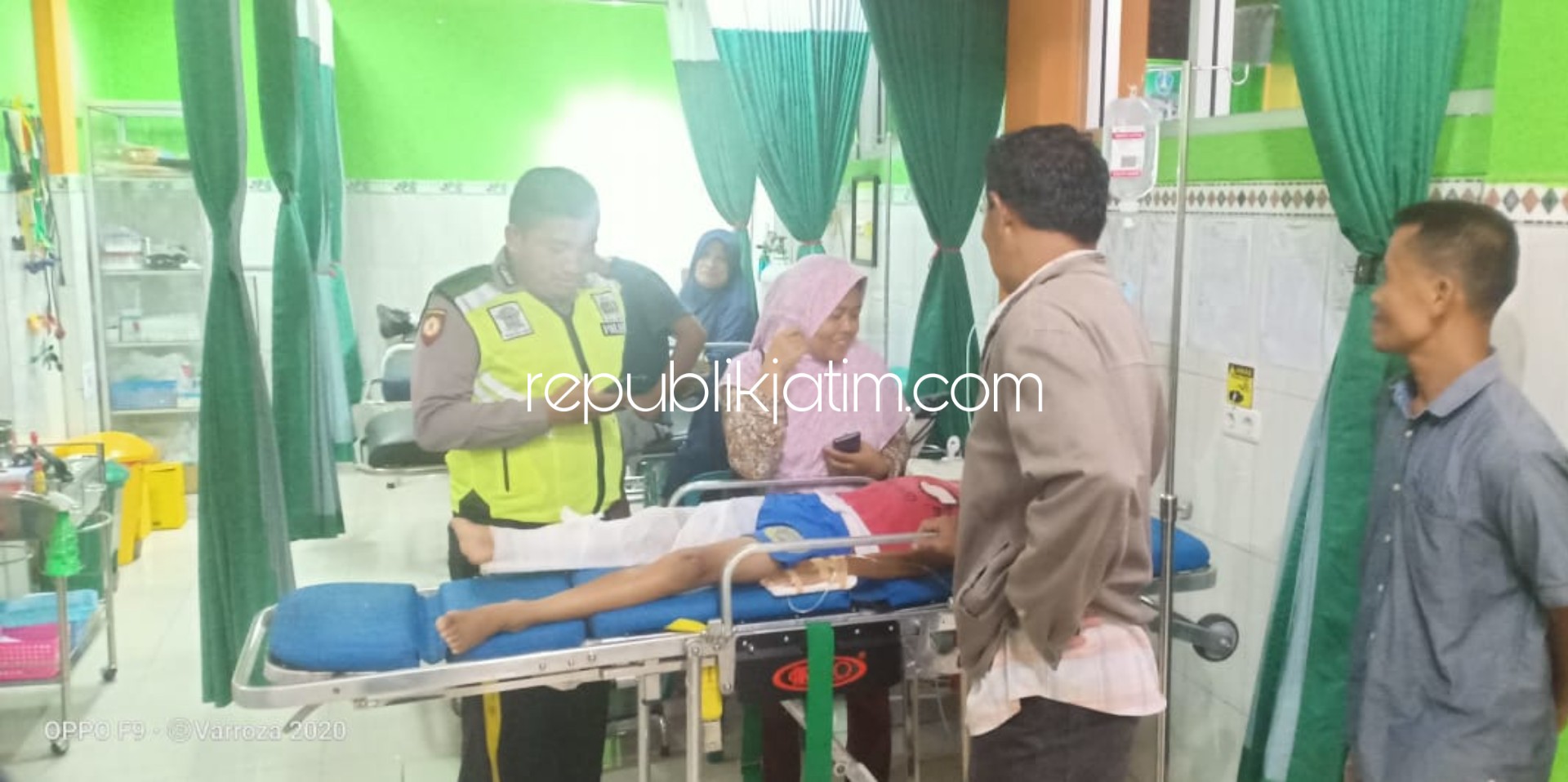 DIRAWAT - Ketiga korban Laka Lantas di Desa Semanding, Kecamatan Jenangan mendapatkan perawatan tim medis di IGD Puskesmas Jenangan, Rabu (11/03/2020) malam.