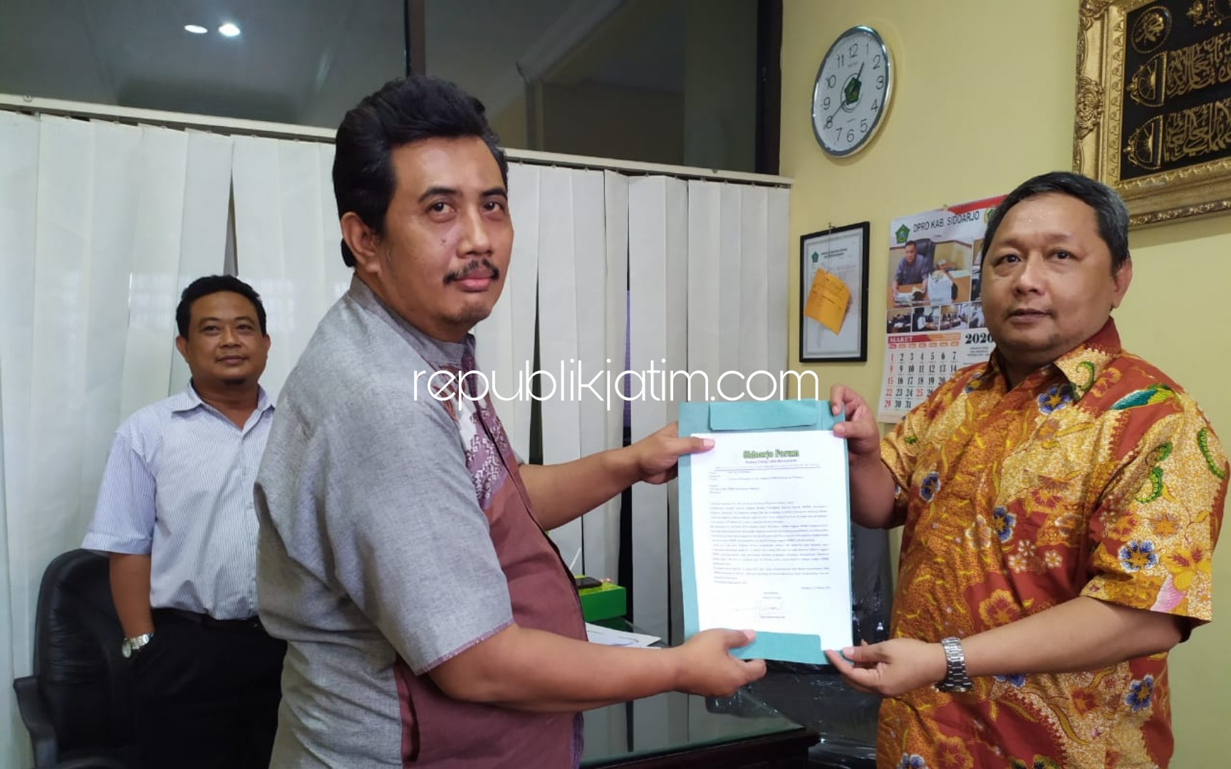 LAPORAN - Koordinator Sidoarjo Forum, Heru Sastrawan didampingi Sekretaris, Imam Safi'i menyerahkan laporan Sekretaris Komisi B, Adhy Samsetyo Djoko Lelono ke Ketua Badan Kehormatan (BK), M Nizar didampingi anggotanya Bangun Winarso, Jumat (13/03/2020).