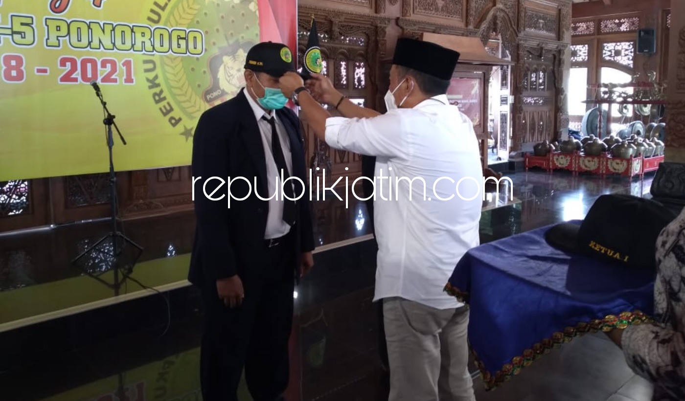 PENGUKUHAN - Bupati Ponorogo, Sugiri Sancoko memakaikan topi kepada dua pengurus Perpek 5 yang dikukuhkan sekaligus memotong tumpeng di Pendopo Pemkab Ponorogo, Sabtu (13/03/2021).