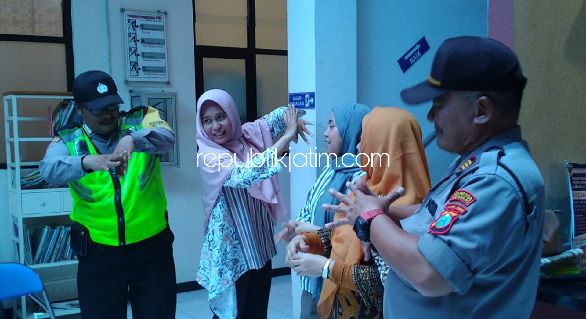 HIDUP SEHAT - Polresta Sidoarjo menggalakkan hidup sehat untuk pencegahan penyebaran Virus Corona di Sidoarjo mulai kerap cuci tangan dan berolahraga, Sabtu (14/03/2020).