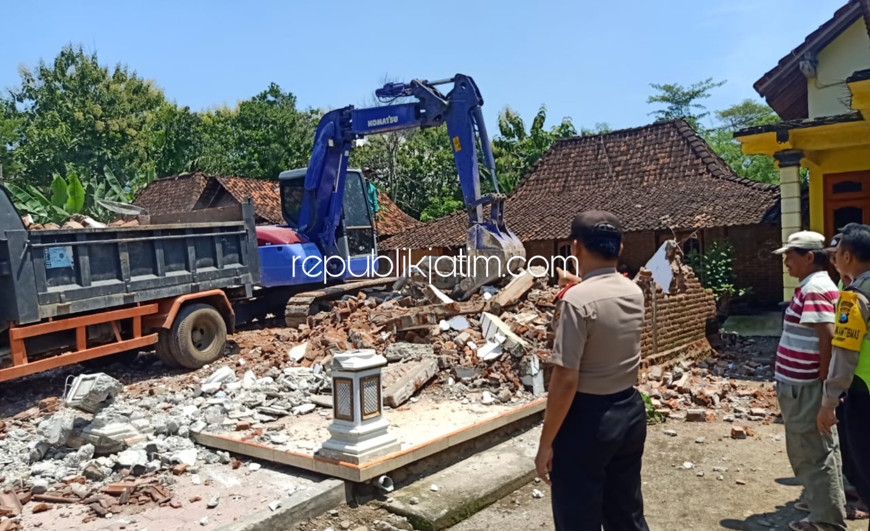 ROBOHKAN - Menuding suami punya Wanita Idaman Lain (WIL) sebuah rumah megah milik pasutri Soeran dan Soini warga Desa Krebet, Kecamatan Jambon, Ponorogo dirobohkan menggunakan eskavator (alat berat), Sabtu (14/03/2020).