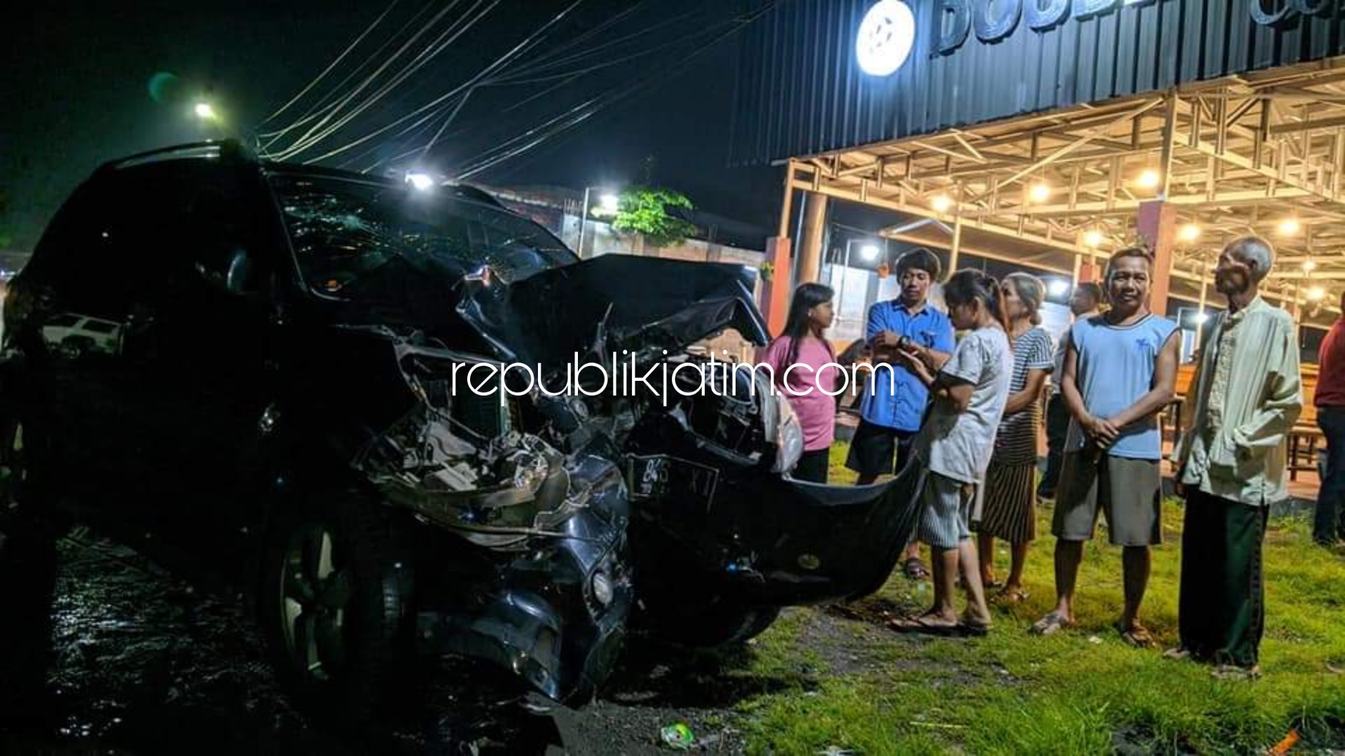 RINGSEK - Mobil Toyota Rush bernopol W 846 XI yang dikemudikan M Rifai (62) tampak ringsek usai tabrakan dengan motor Honda Mega Pro bernopol S 6377 VG yang dikendarai Muhammad Ilham F 15 di JL Raya Desa Lebo, Kecamatan Sidoarjo, Jumat (13/03/2020) malam.
