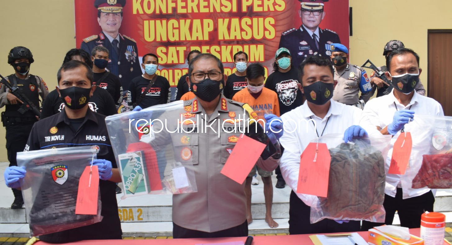KEJAM - Dua tersangka pembunuhan terhadap Andika Reza Rahmadani (15) warga Desa Lambangan, Kecamatan Wonoayu, Sidoarjo yakni MH (26) dan MBK (21) yang tegah membunuh tetangganya dipamerkan di halaman Polresta Sidoarjo, Senin (15/03/2021).