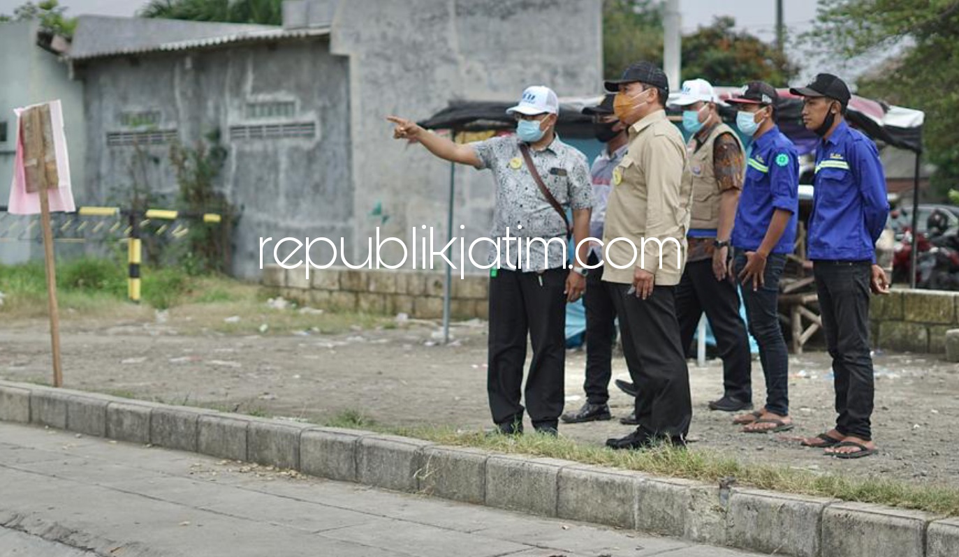 DIALOG - Anggota Dewan Pakar DPP Partai Gerindra, Bambang Haryo Soekartono (BHS) berdialog pengamanan area Long Storage usai tenggelamnya Ach Dafin Afandi (18) warga Desa Terungwetan, Kecamatan Krian, Sidoarjo karena kehabisan nafas, Senin (15/03/2021).