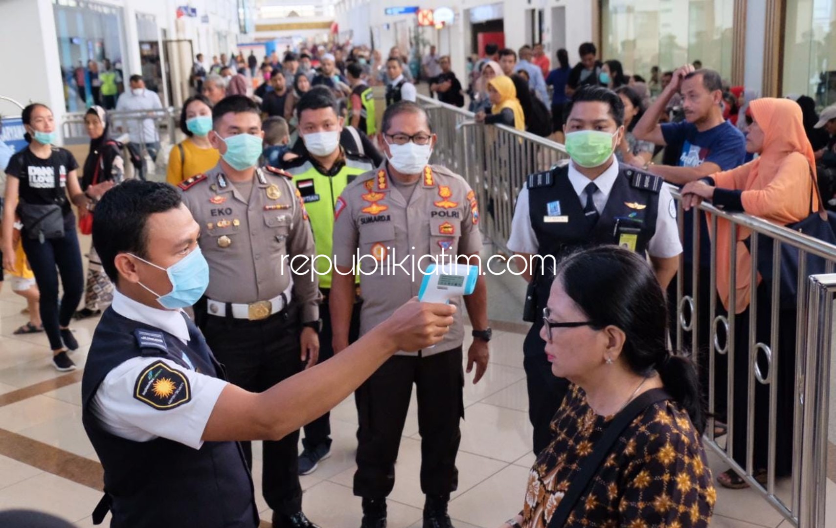 CEK - Kapolresta Sidoarjo Kombes Pol Sumardji mengecek pemeriksaan antisipasi penyebaran Virus Corona (Covid-19) penumpang pesawat di terminal kedatangan dan keberangkatan Bandara Internasional Juanda, Sidoarjo, Minggu (15/03/2020).