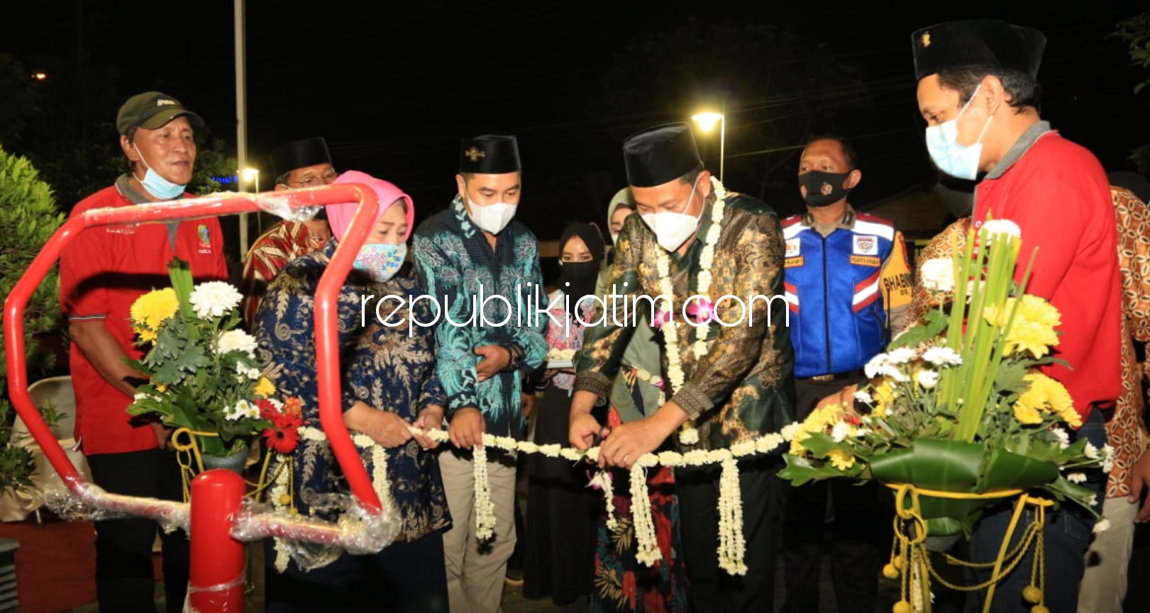 RESMIKAN - Wakil Bupati Sidoarjo, Subandi meresmikan 11 alat fitnes out door senilai Rp 150 juta di halaman Gedung Olahraga Desa Bungurasih, Kecamatan Waru, Sidoarjo, Minggu (14/03/2021) malam.