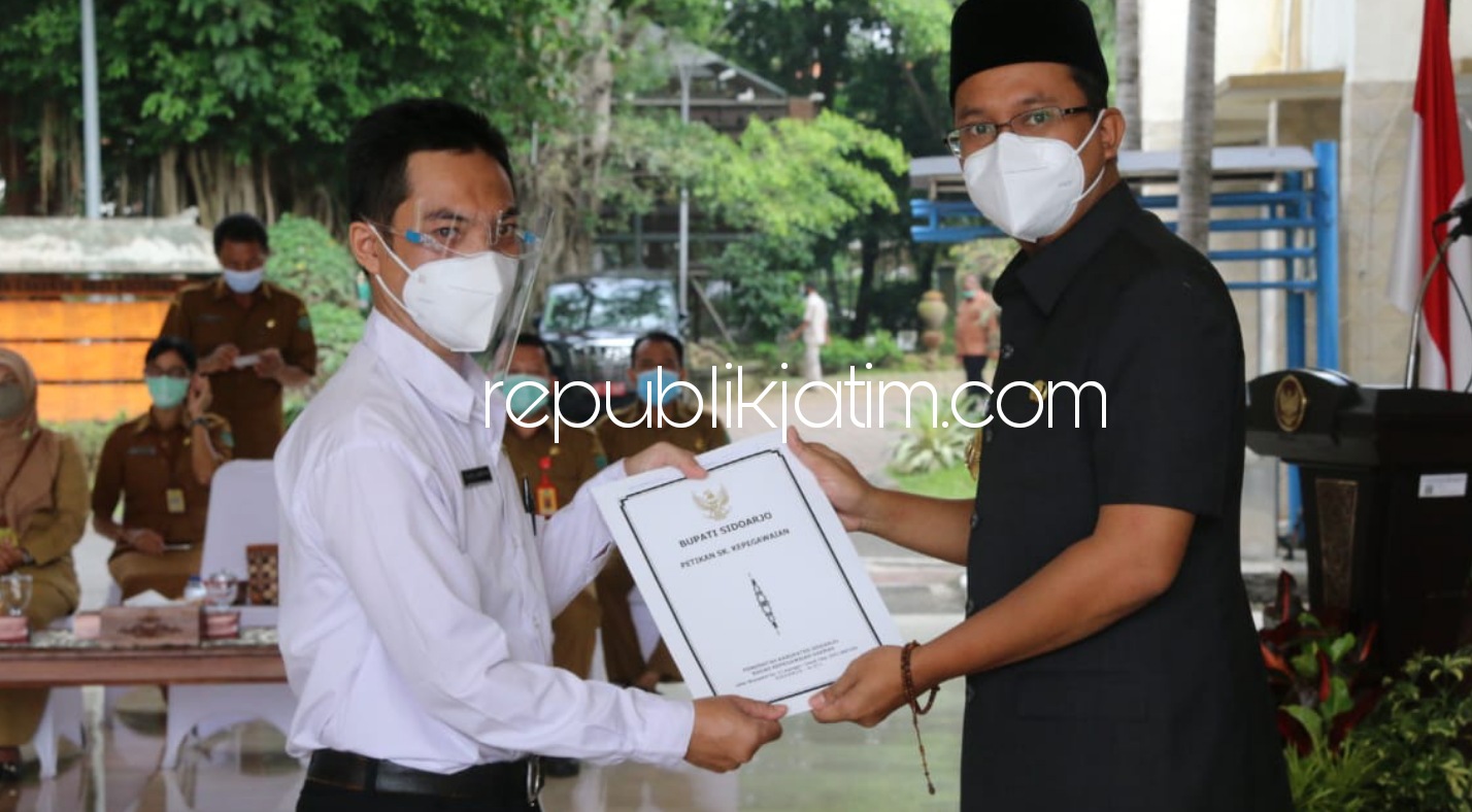 SERAHKAN - Bupati Sidoarjo, Ahmad Muhdlor Ali (Gus Muhdlor) menyerahkan Surat Keputusan (SK) Bupati kepada 104 Pegawai Pemerintah dengan Perjanjian Kerja (PPPK) honorer yang dinyatakan lulus seleksi Tahun 2019 di Pendopo Delta Wibawa, Senin (15/03/2021).