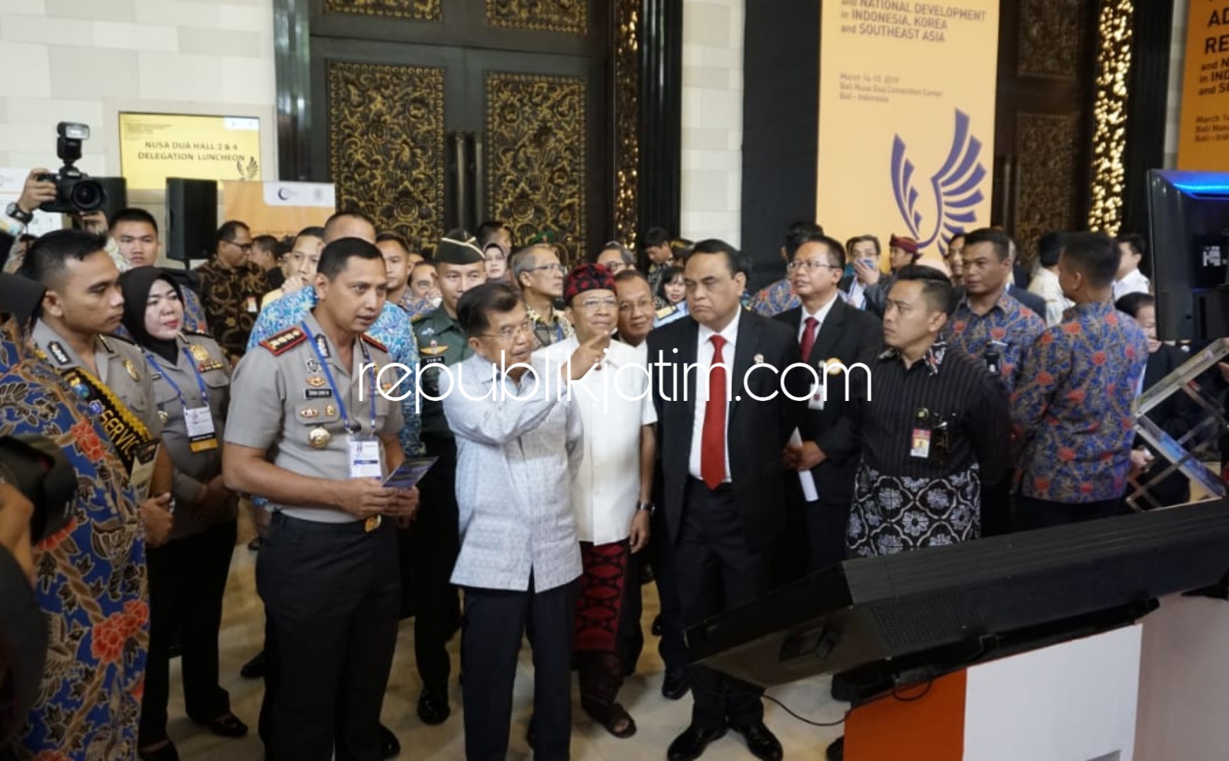 PAPARAN - Kapolresta Sidoarjo, Kombes Pol Zain Dwi Nugroho paparan Booth Inovasi Publik dihadapan Wapres RI, M Jusuf Kalla dalam acara IRPS and Regional Workshop 2019 di Bali, Kamis (14/03/2019).