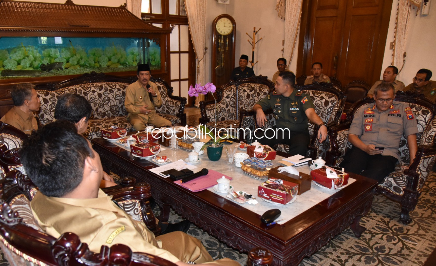 RAKOR - Wabup Nur Ahmad Syaifuddin memimpin rapat koordinasi (Rakor) bersama OPD dan Forkopimda menyikapi penyebaran Covid-19 memutuskan mulai besok Selasa (17/03/2020) sekolah di Sidoarjo diliburkan saat Rakor di Pendopo Delta Wibawa, Senin (16/03/2020).