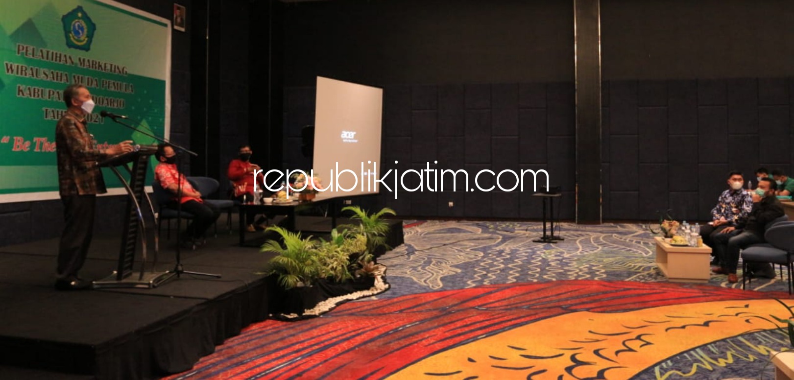 PELATIHAN - Sekda Sidoarjo, Achmad Zaini membuka acara pelatihan marketing wirausaha muda pemula yang diikuti 50 peserta di Hotel Luminor Sidoarjo, Selasa (16/03/2021).