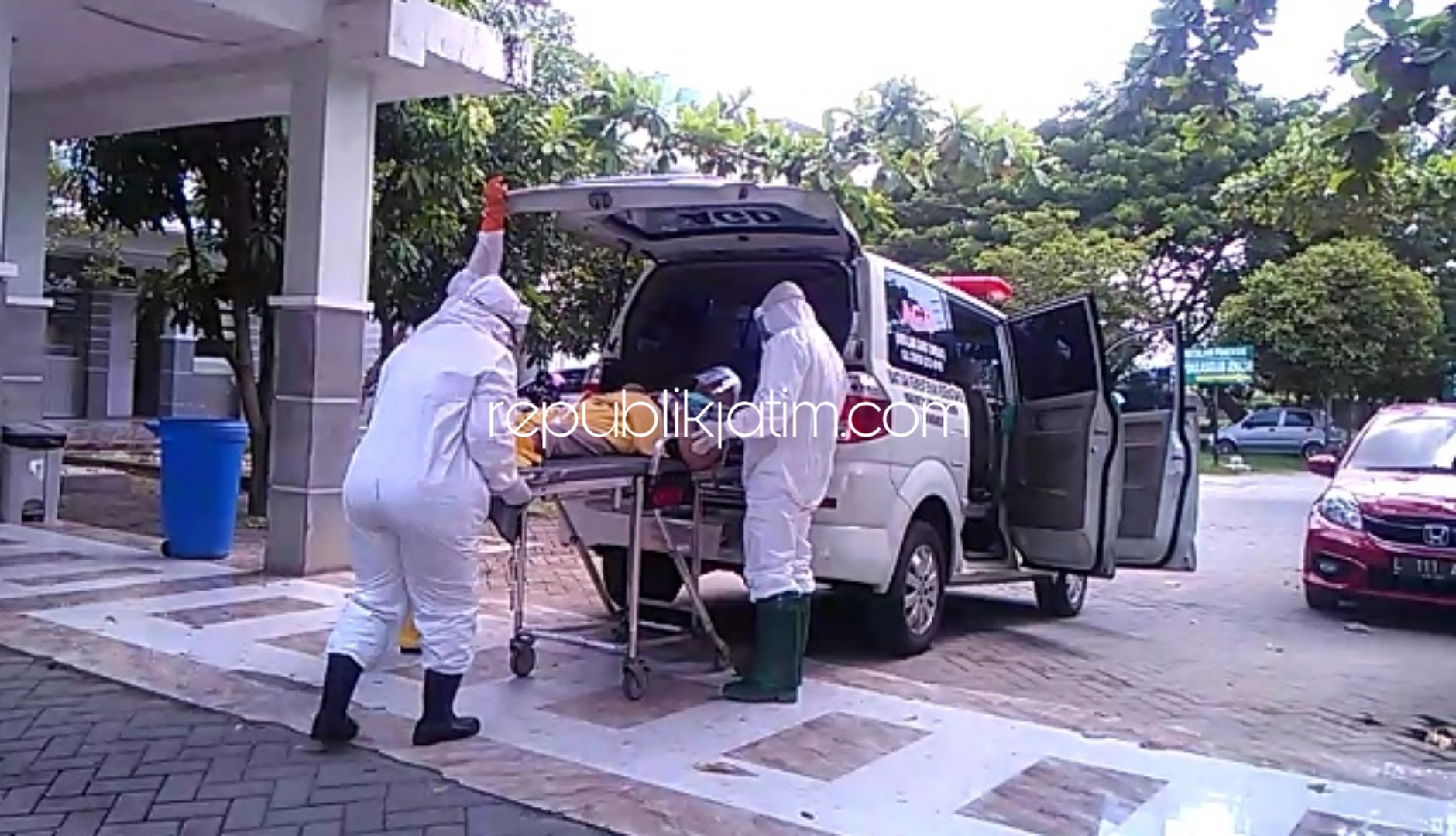 PASIEN ODP - Seorang pasien yang diduga Orang Dalam Pengawasan (ODP) Corona saat diturunkan dari ambulance hendak dibawa ke Ruang Isolasi RSUD dr Hardjono, Ponorogo, Senin (16/03/2020).