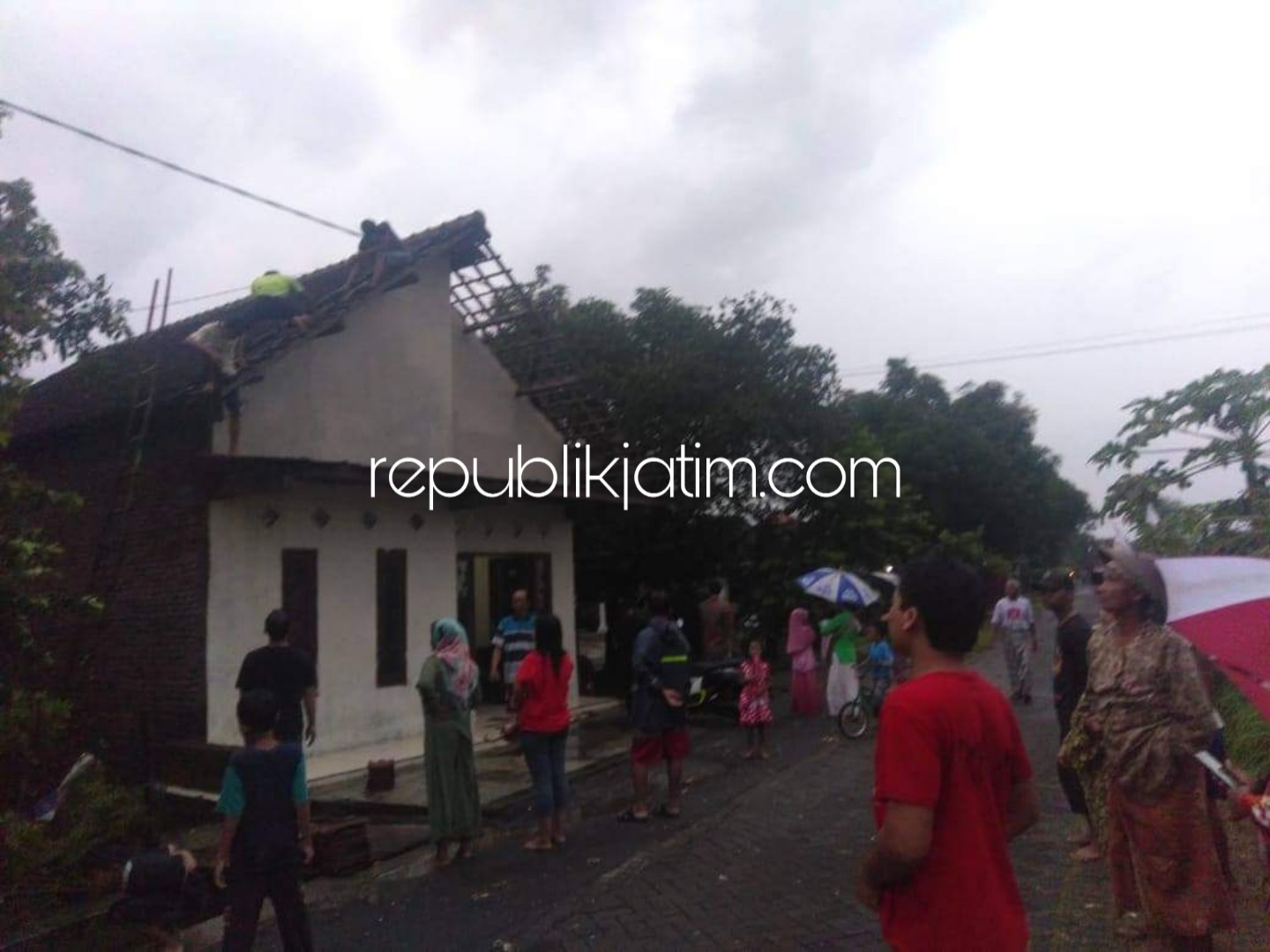 RUSAK - Belasan rumah warga Dusun Kesemen, Desa Cangkringsari dan Dusun Patarlot, Desa Ngaresrejo, Kecamatan Sukodono, Sidoarjo rusak diterjang angin puting beliung, Sabtu (16/03/2019) petang.